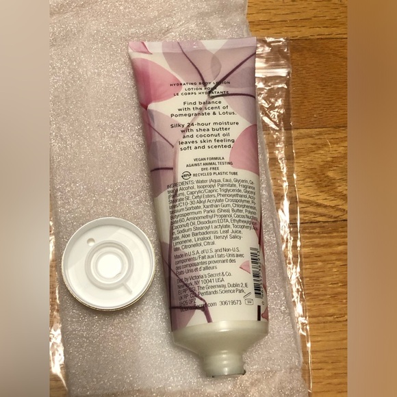 VS Pomegranate & Lotus Moisturizing Lotion Victoria’s Secret - Picture 3 of 4